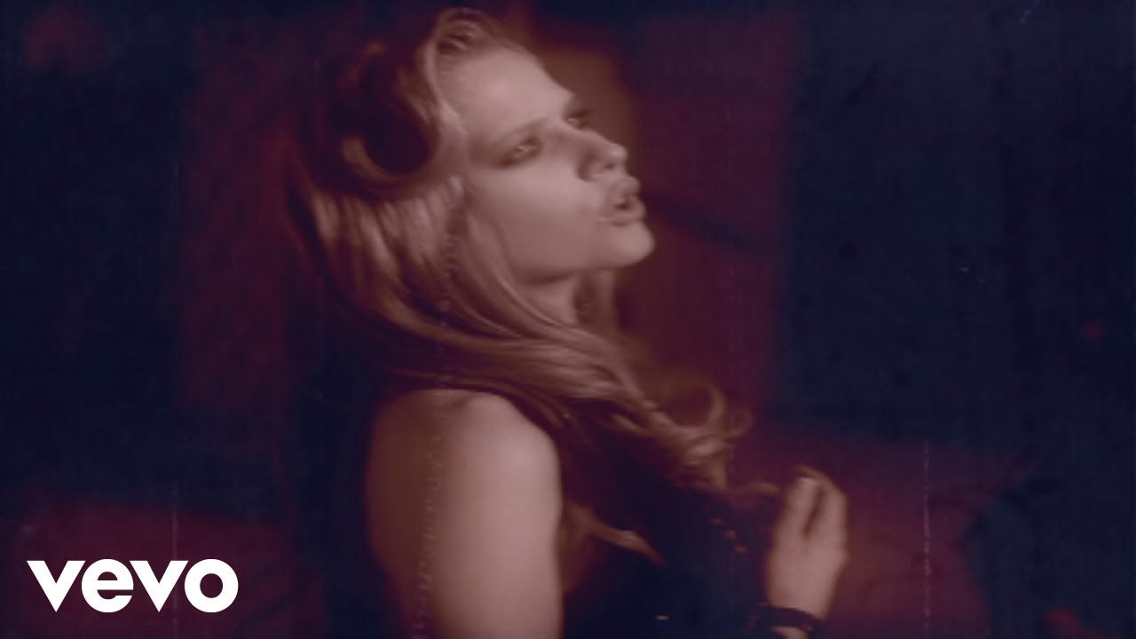 Avril Lavigne – Nobody’s Home (Official Music Video)