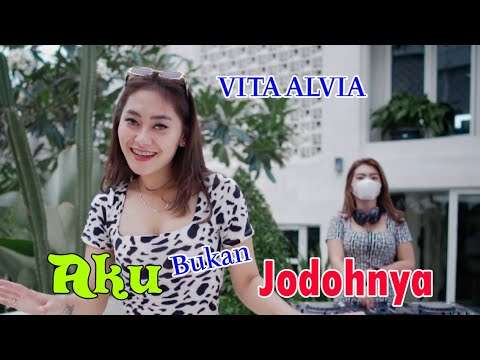 Vita Alvia - Aku Bukan Jodohnya (Official Music Video Youtube)