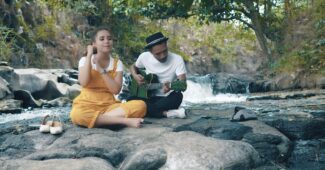 Nabila Ningtyas Feat. Tofan – Bebas Merdeka (Official Music Video Youtube)