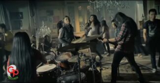 Andra And The Backbone – Cliche (Official Music Video Youtube)