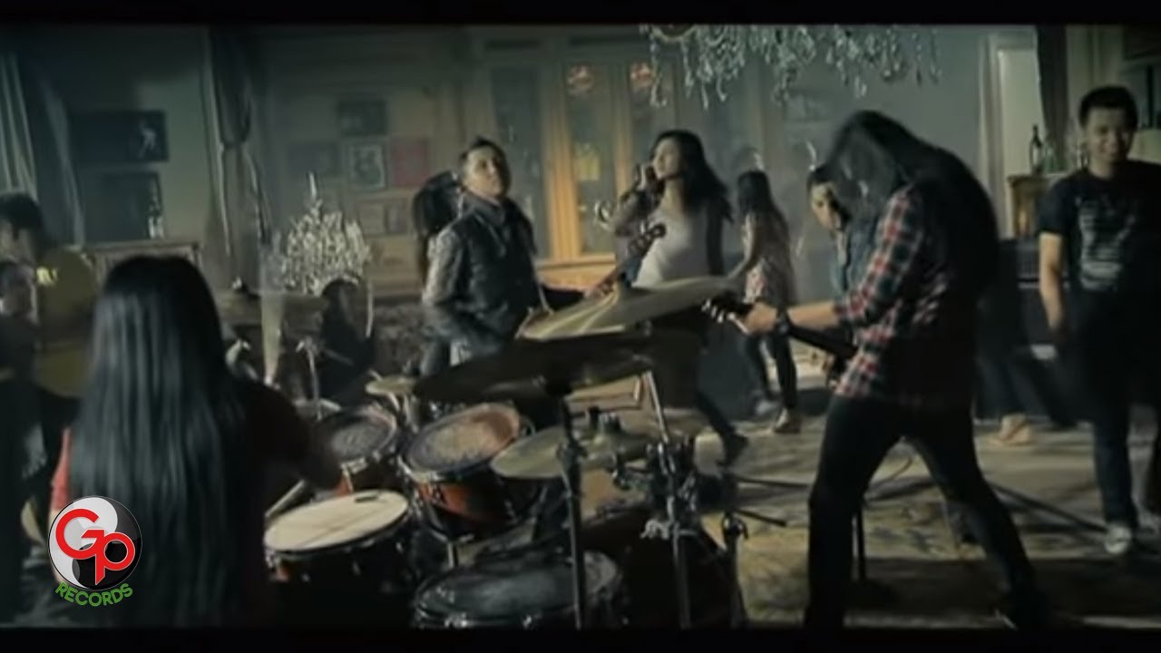 Andra And The Backbone – Cliche (Official Music Video Youtube)