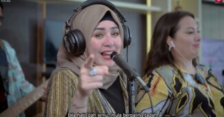 3pemuda Berbahaya Feat 3pemudi Berbahaya – Bila Cinta Di Dusta (Official Music Video Youtube)